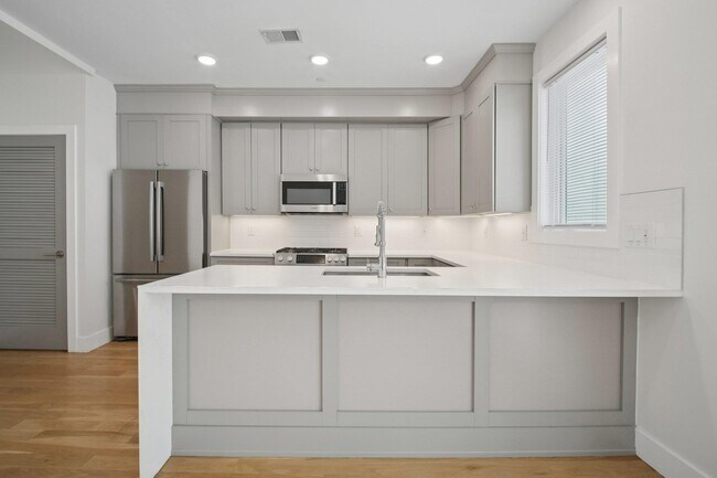 Building Photo - 382 7th St