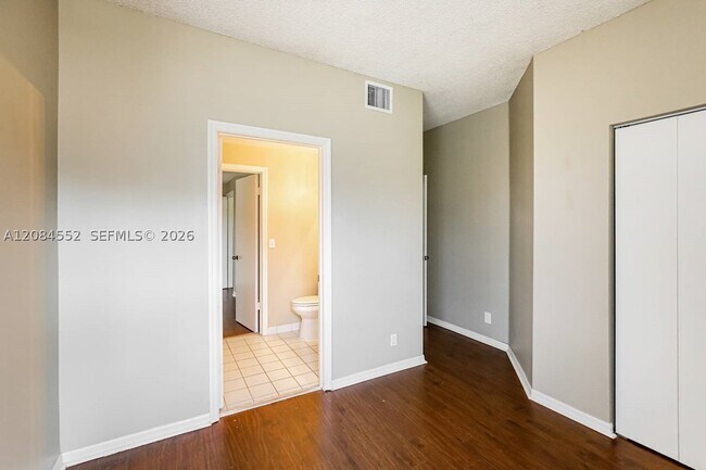 Building Photo - 1136 Sorrento Dr