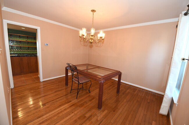 Building Photo - Gorgeous 4 BR 2+2 Baths Colonial - Finished Walk-Out Basement and Car Garage