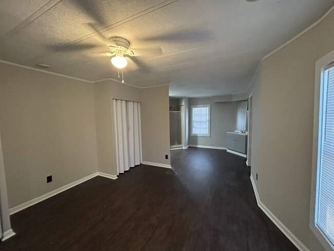 Building Photo - 10 White Oak Village