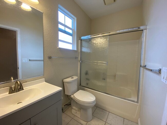 Building Photo - 3 Bedroom Home in SW Santa Rosa