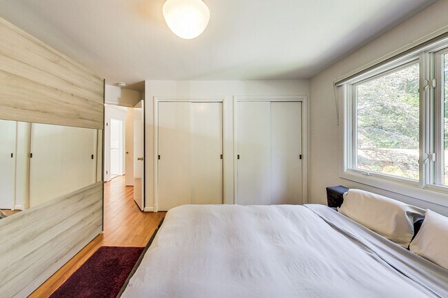 Building Photo - 3 bedroom/2 bath Light Filled Home Located in a Quiet Cul-de-Sac