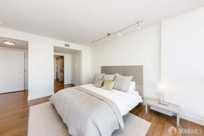 Building Photo - 718 Long Bridge St