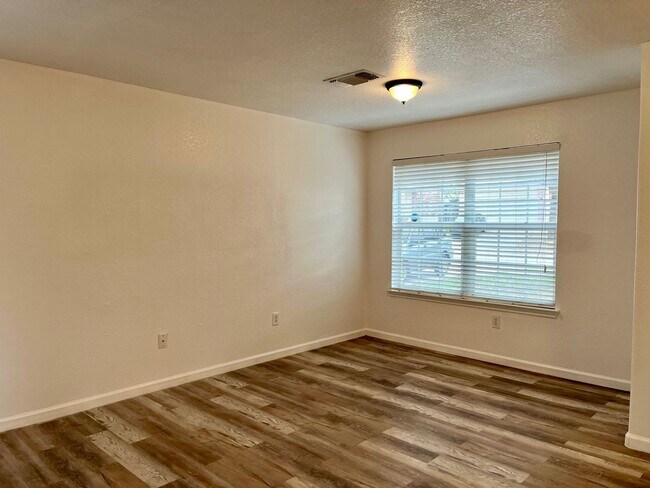 Building Photo - Large 4 bedroom/2.5 bath conveniently located to Lackland AFB! Move-in Ready!