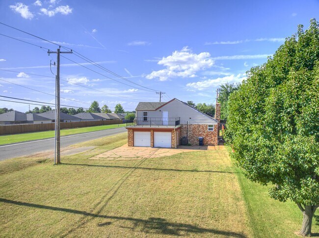 Building Photo - Charming Home + Balcony + Centrally Located in OKC + 3 bedrooms