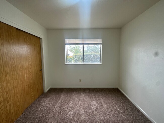 Building Photo - Gated community - Water, Garbage & Sewer I...
