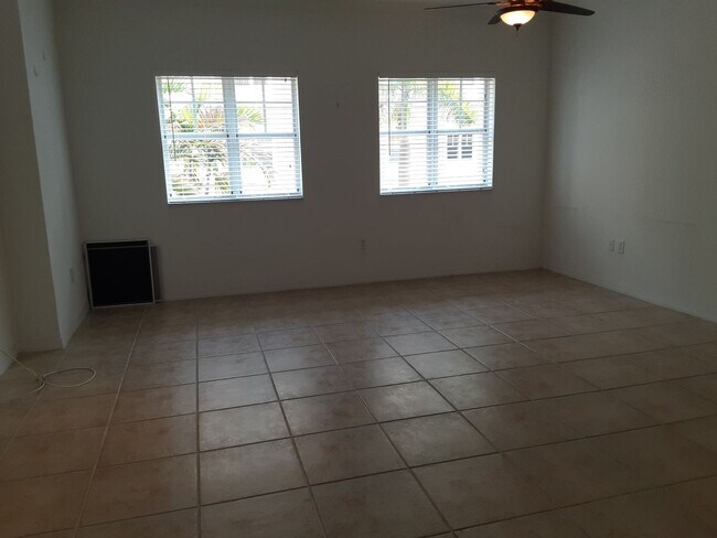 Building Photo - Annual unfurnished 2/2 luxury condo downto...