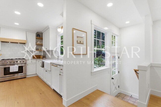 Building Photo - 592 9th St