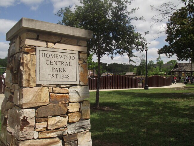 Neighborhood - 105 E Glenwood Dr