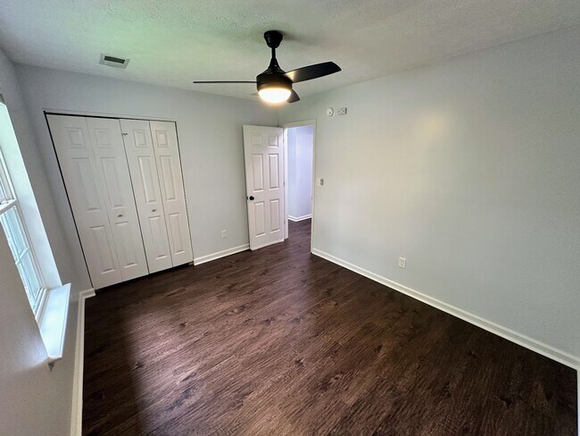 Building Photo - 3821 Landridge Dr