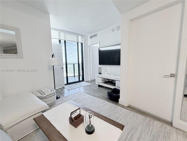 Building Photo - 121 NE 34th St