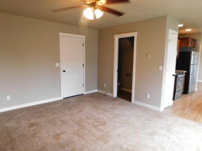 Building Photo - 4Bd/2.5Ba Two Story House - Available to View!