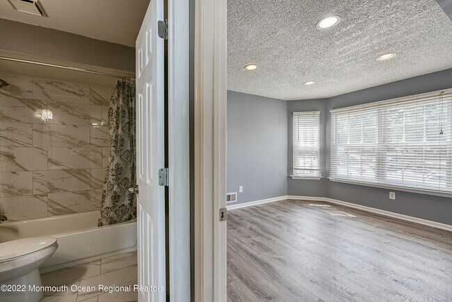 Building Photo - 45 Tulip Ln