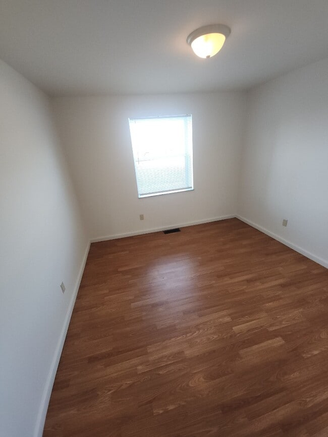 Building Photo - 2 Bedroom 1 Bath