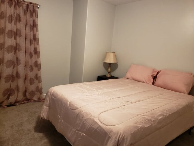 Building Photo - Knoxville 37912 - 2 bedroom 1.5 bath - Cal...