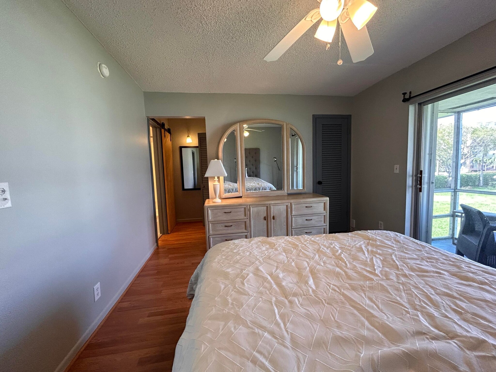 Building Photo - 880 Horizons W