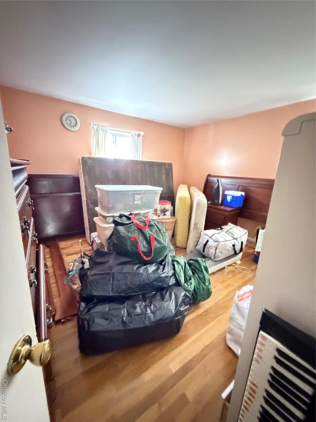 Building Photo - 144 Roslyn Rd