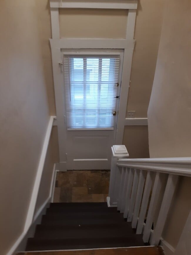Building Photo - Cozy  2 Bedroom Home off Poplar Level