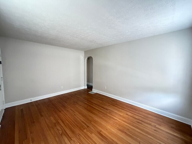 Building Photo - Wonderful 3 Bed and 1 Bath!