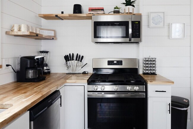 Building Photo - 10628 Lee Ave