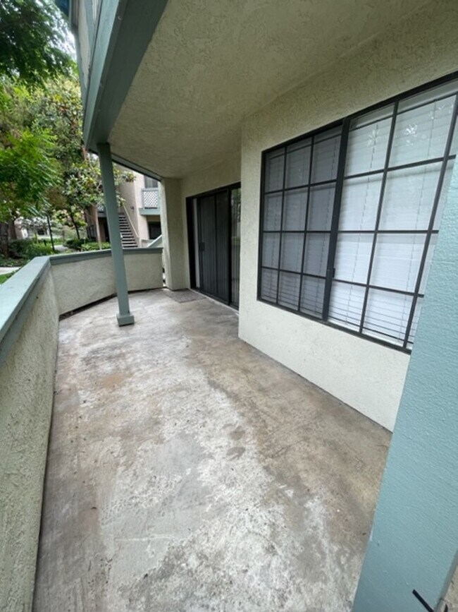 Building Photo - Large 2 Bedroom, 2 Bath Condo with 2 Parking and Community Pool