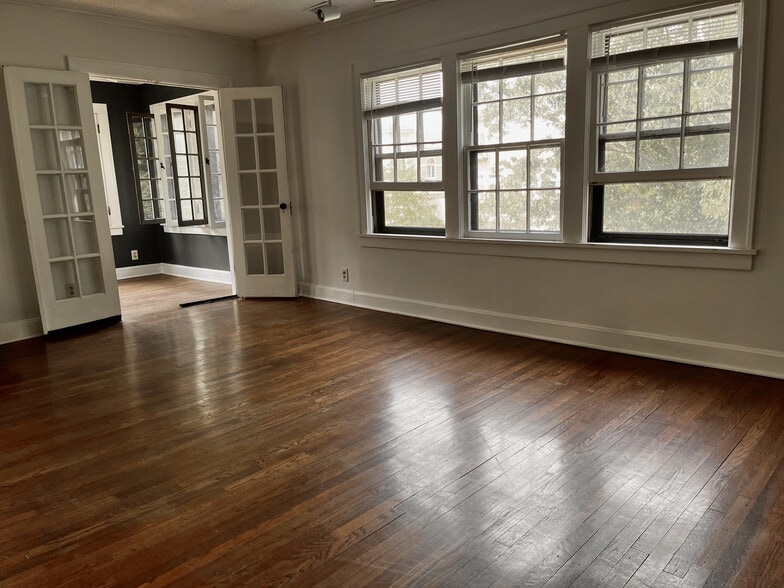 Primary Photo - 5035 Walnut St