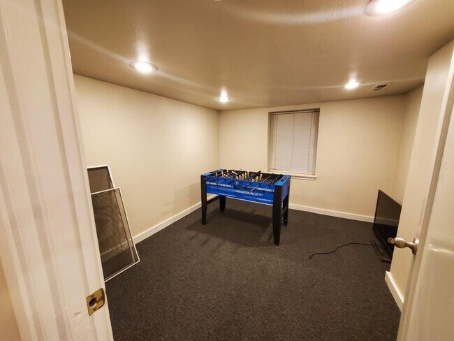 Building Photo - 7 Bed/2 Bath Unit in a Nice Duplex near UW Campus