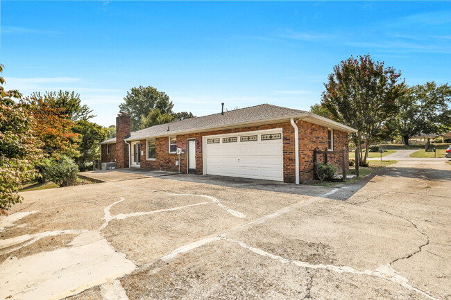 Building Photo - 3 Bedroom/2 Bathroom Home in Springfield