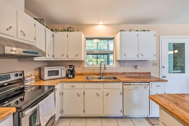 Building Photo - 1223 Redwood Ln