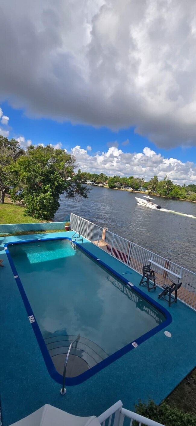 Building Photo - 105 S Riverside Dr