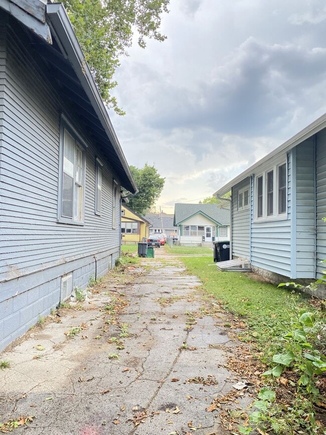 Building Photo - 3 bedroom 1 bath house!