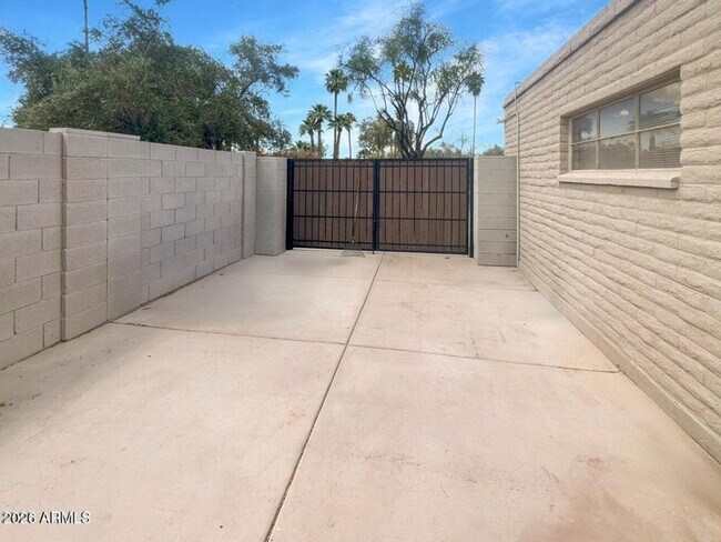 Building Photo - 481 W Half Moon Way