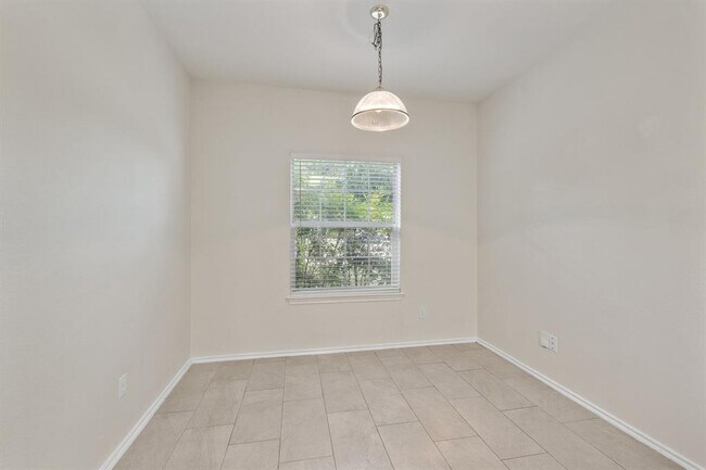 Building Photo - 802 N Creek Blvd
