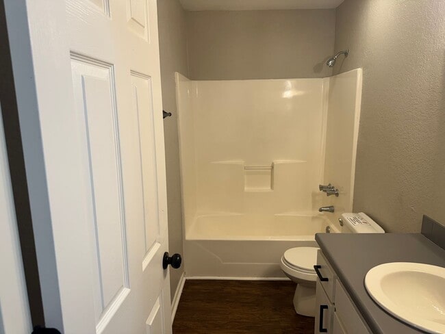 Building Photo - 323 S 12th St