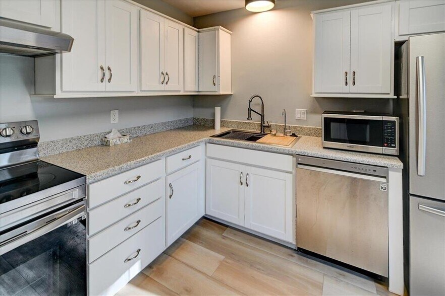 Building Photo - 136 N Lakewood Gardens Ln