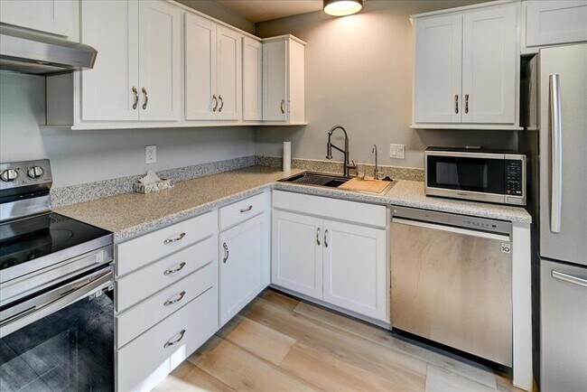 Building Photo - 136 N Lakewood Gardens Ln