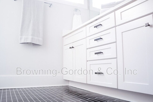 Building Photo - 2156 Byrum Ave