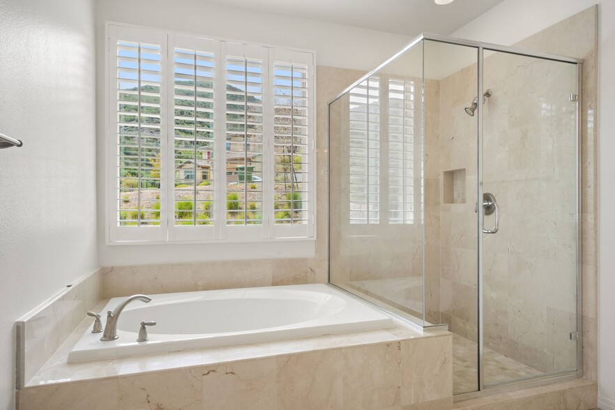 Primary bedroom soaking tub/shower - 4928 Princess Dr