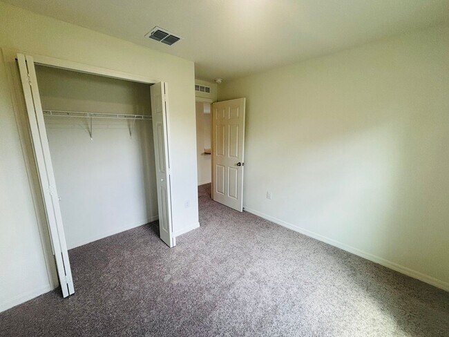 Building Photo - 3/2 open living and kitchen