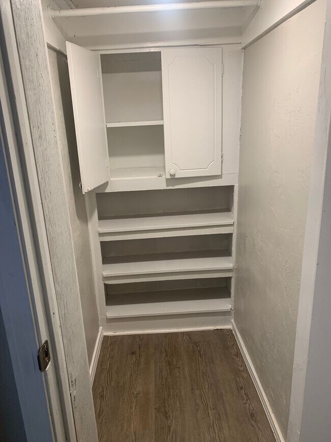 Building Photo - Studio Apartment in Jefferson Park