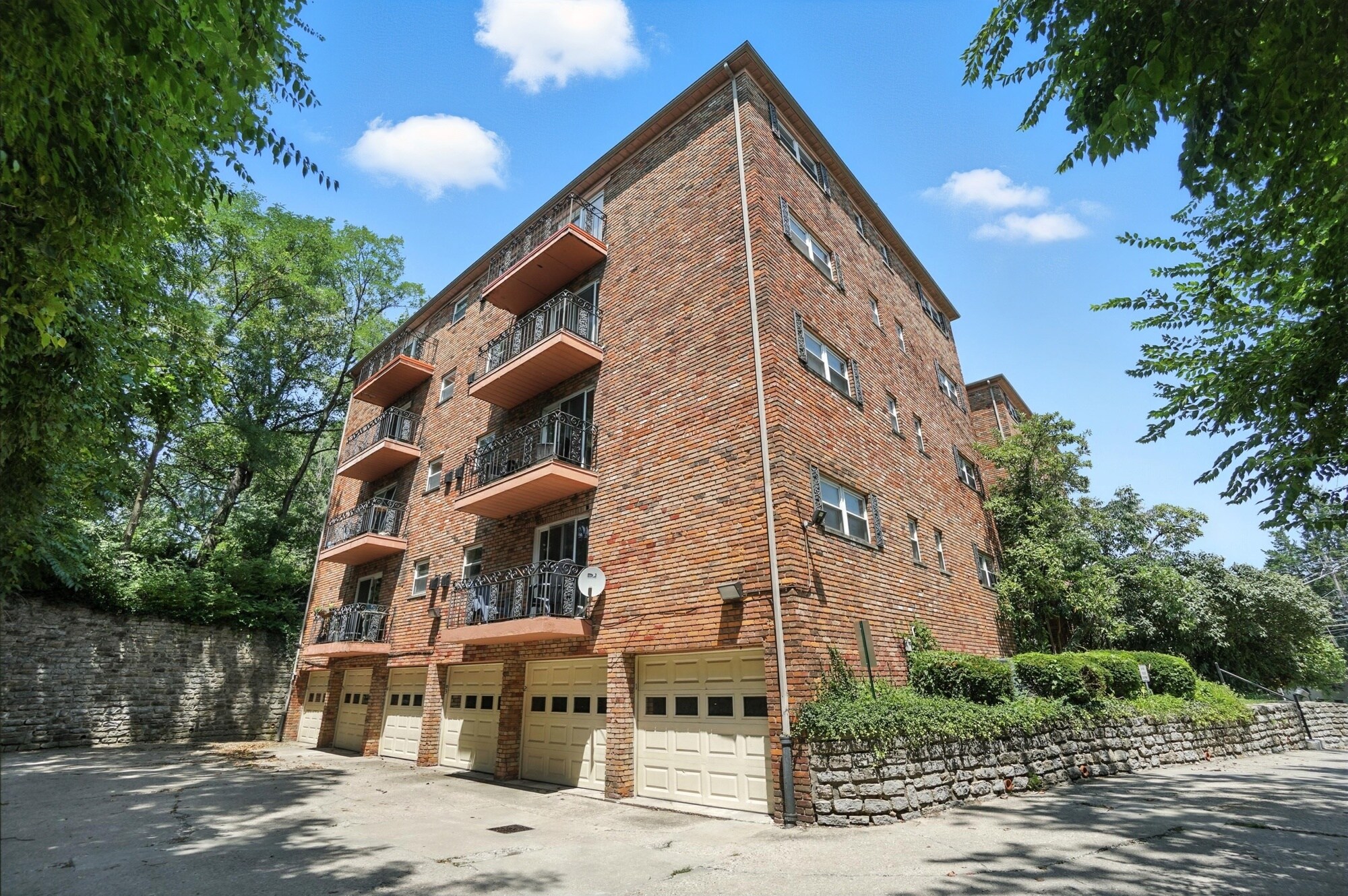 Building Photo - 2270 Madison Rd