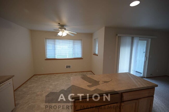 Building Photo - 2 bed 1 bath, top floor apartment in Port Angeles, close to Peninsula College and the Olympic Nat...