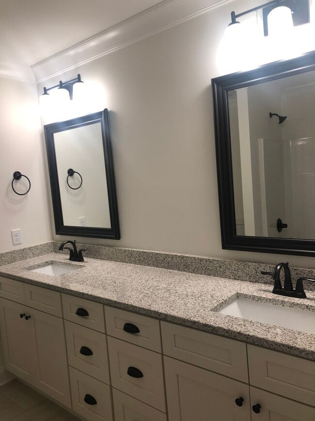 Building Photo - 3 Bedrooms + 2.5 Bath Renatal in East Brainerd