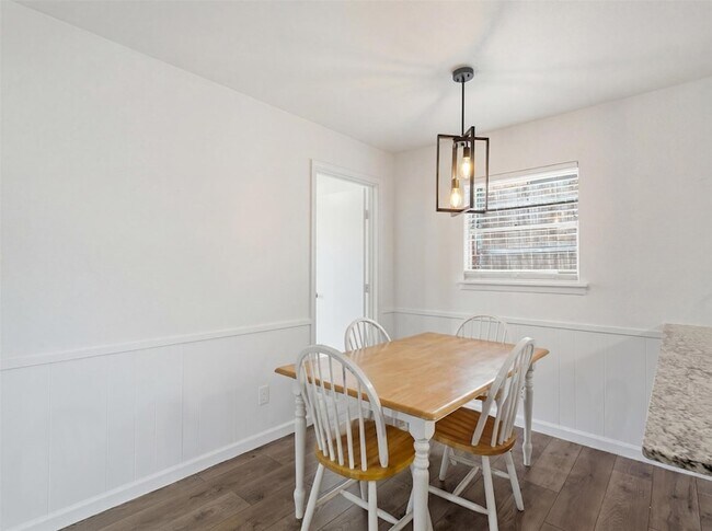 Building Photo - 2121 Canton Dr