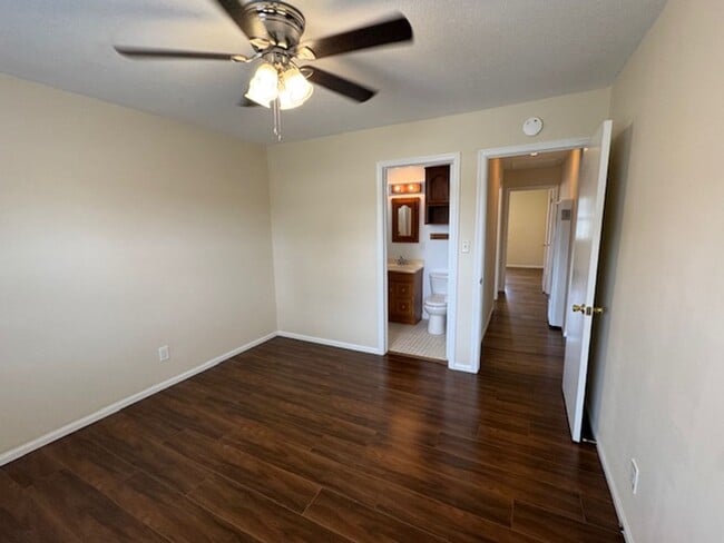 Building Photo - Beautiful 3 bedroom 2 bath HOME . . .  Clo...