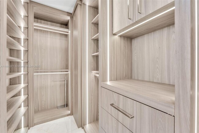 Building Photo - 480 NE 31st St