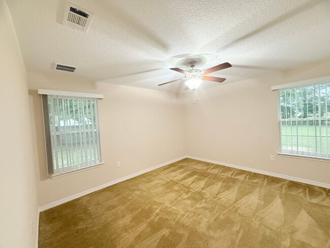 Building Photo - Spacious 3-Bedroom Home - Large Lot