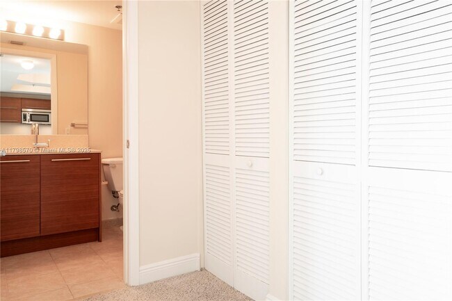 Building Photo - 2681 N Flamingo Rd