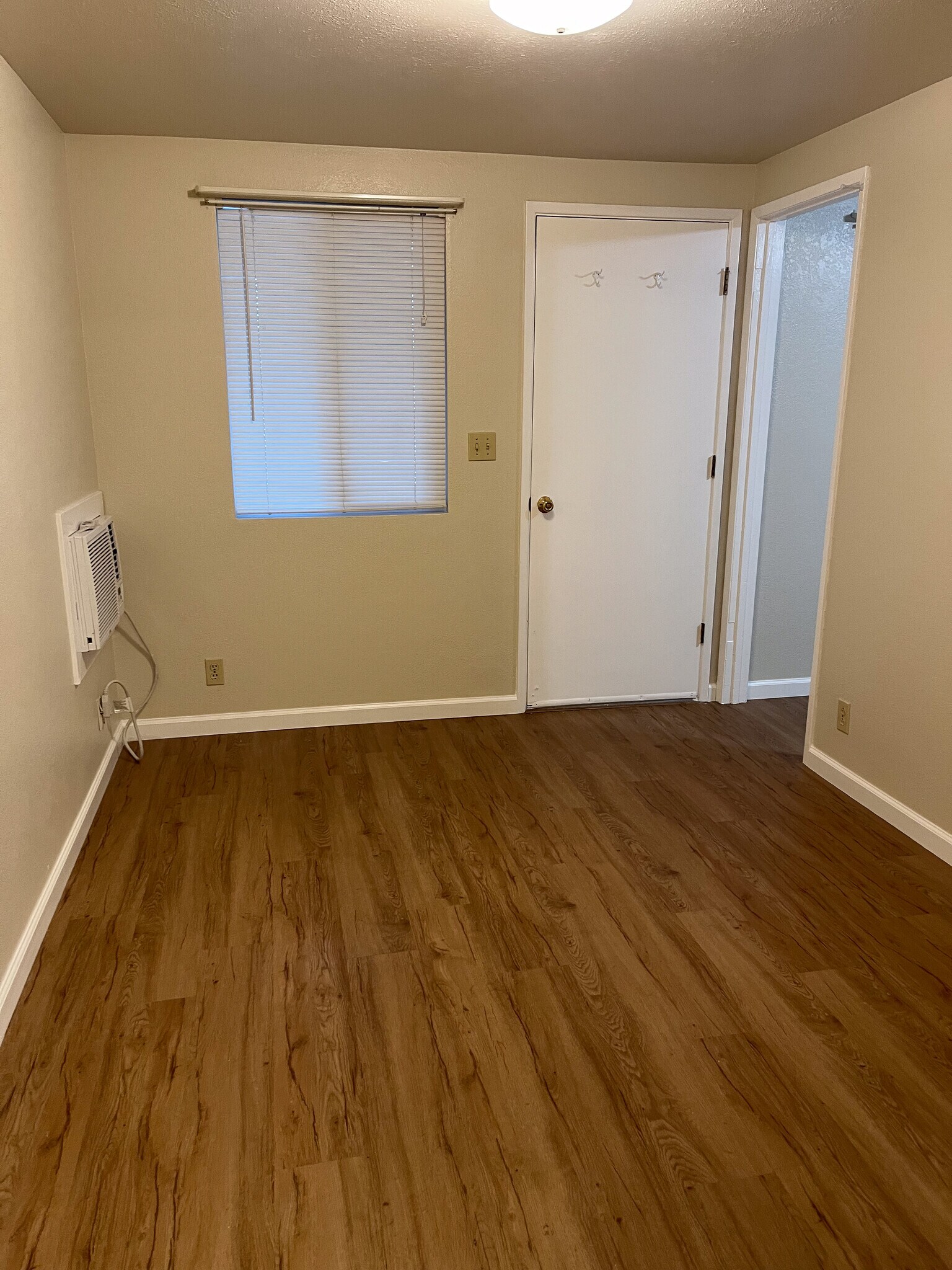 Living room. - 2667 Lakeshore Blvd