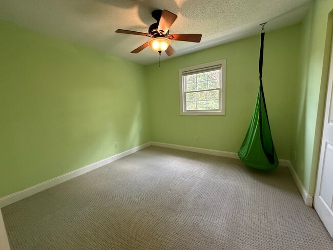 Building Photo - Large Weaverville Rental!